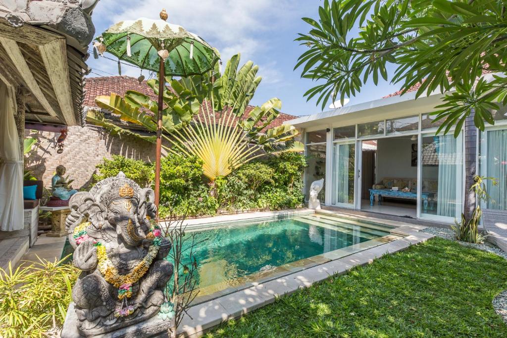 Villa with pool and Ganesha statue