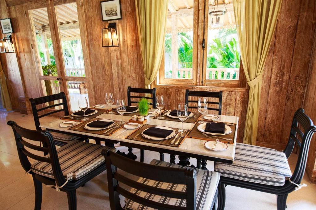 kayumanis villa dining