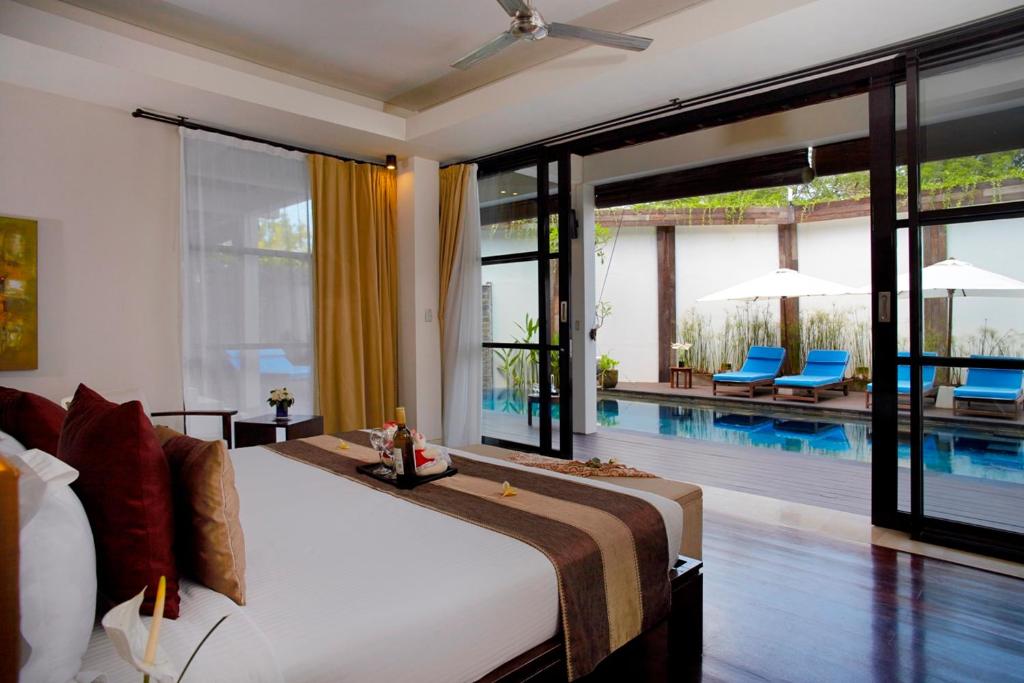 Luxury room with private pool and sun loungers