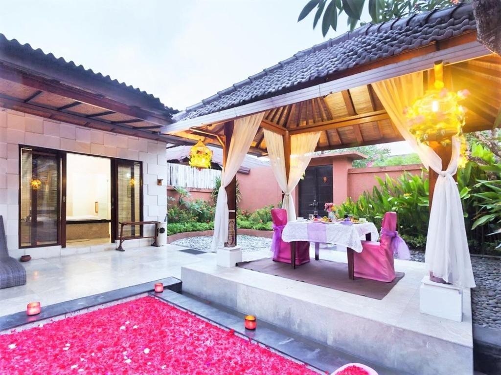 Gazebo dining with floral decor