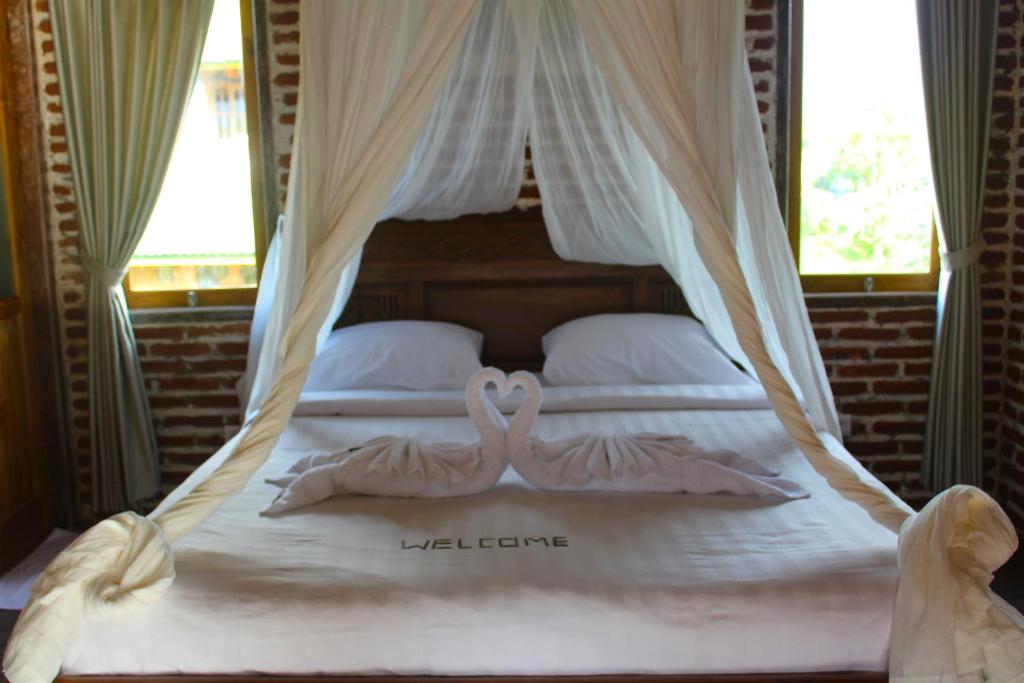 Canopy bed with towel swans