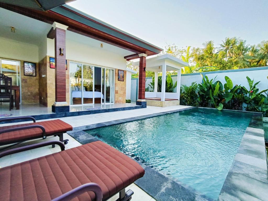 Villa with private pool and loungers