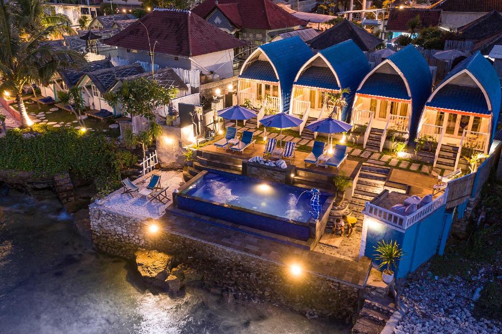 Bungalows with pool and ocean view