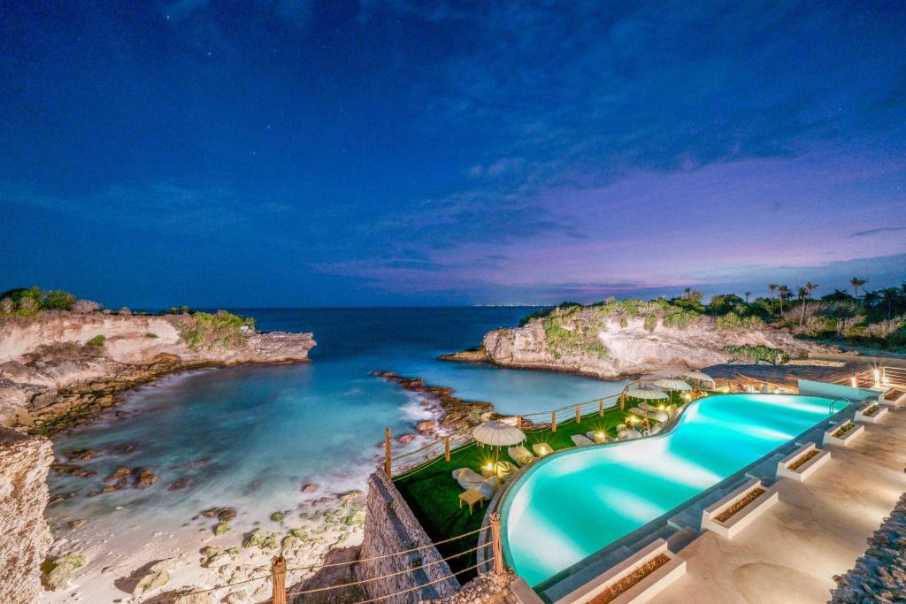 Infinity pool villa by the ocean