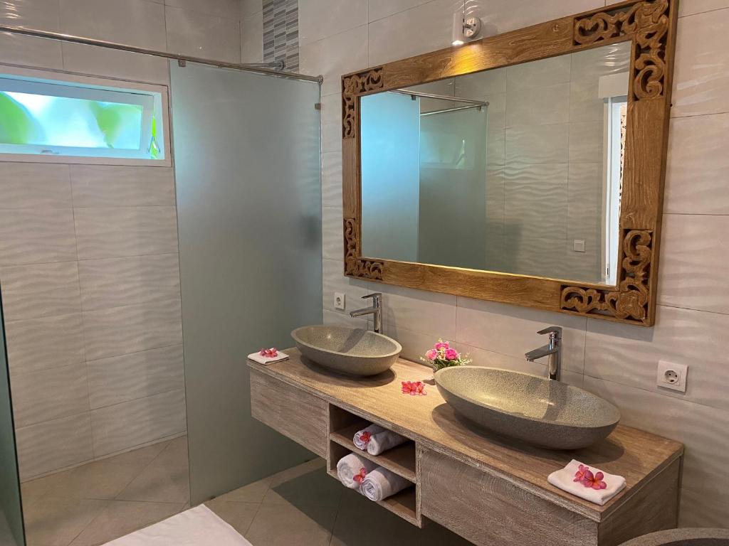 ceningan beachside_bathroom