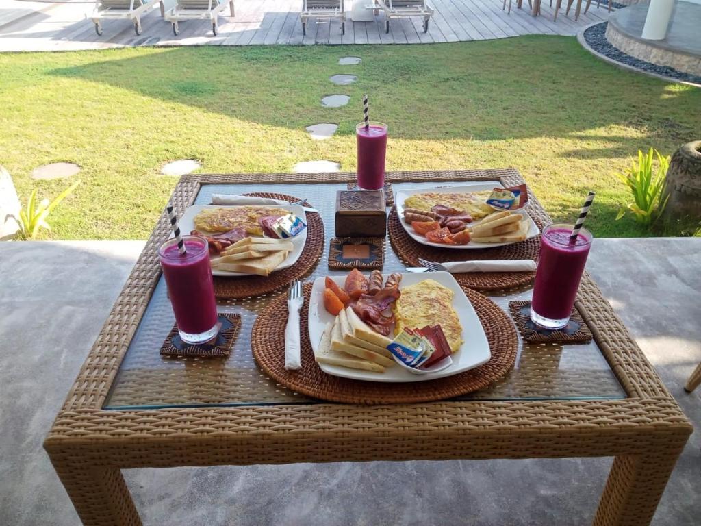 ceningan beachside_breakfast