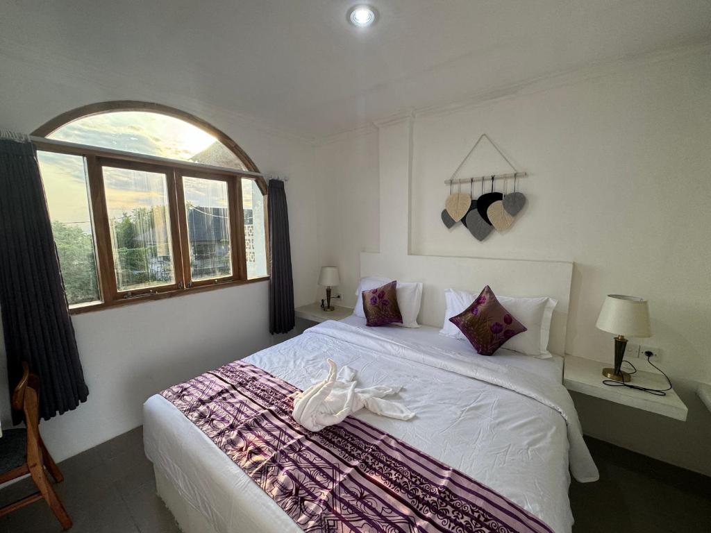 Bedroom with arched window