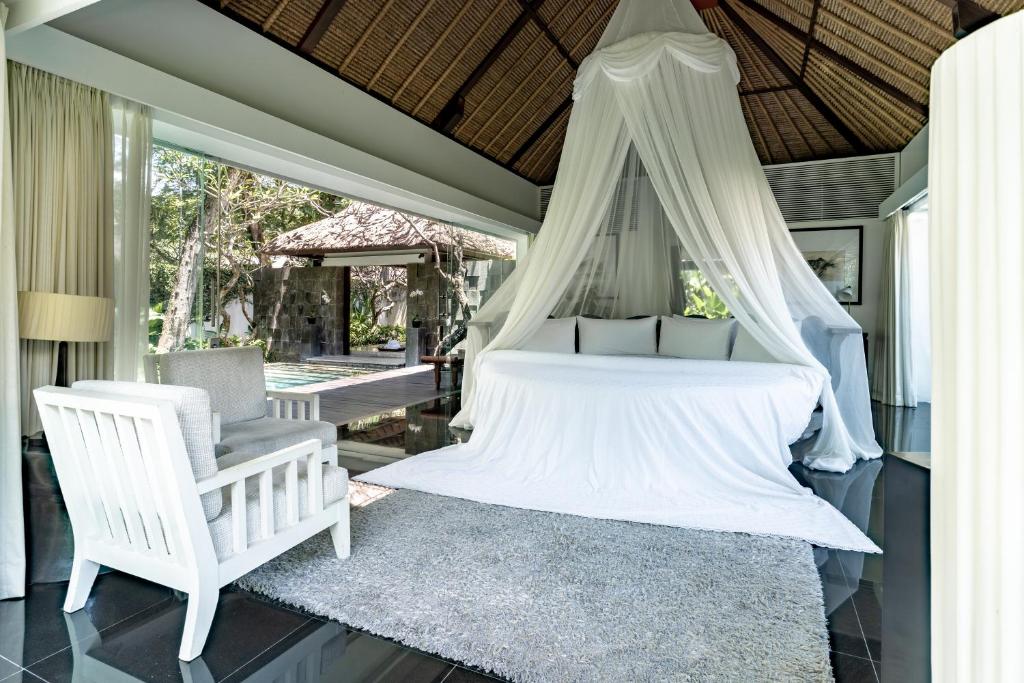 kayumanis villa luxury bedroom 1