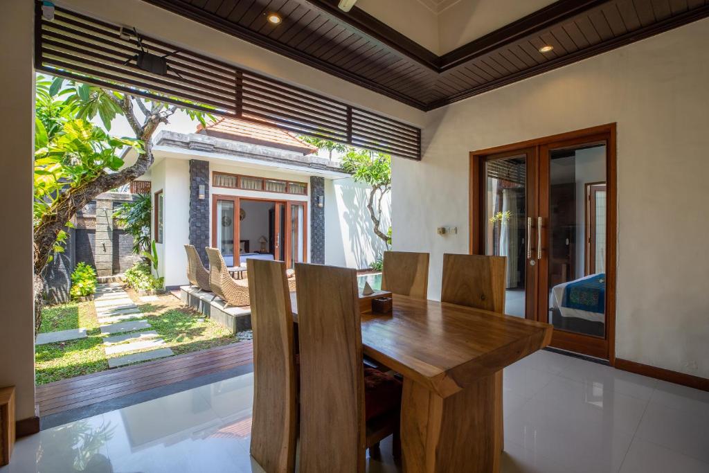 kayu villa dining area