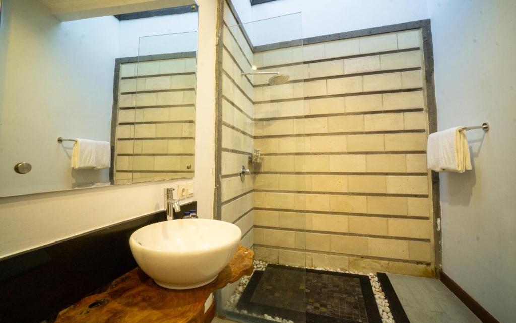 kayu villa modern bathroom