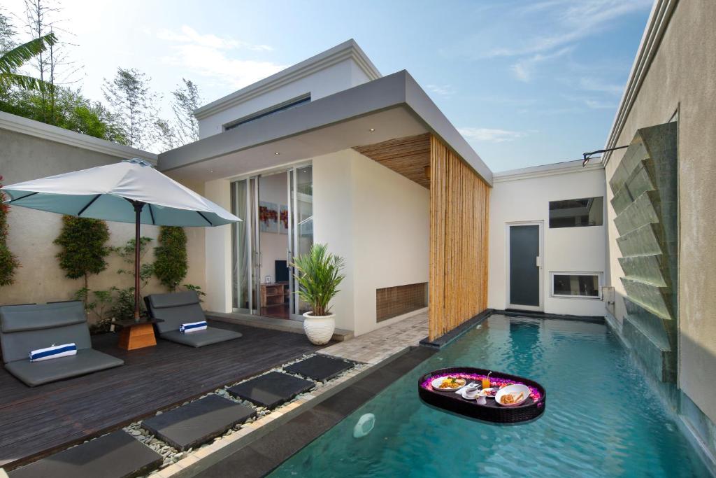 Private villa with a floating breakfast in the pool