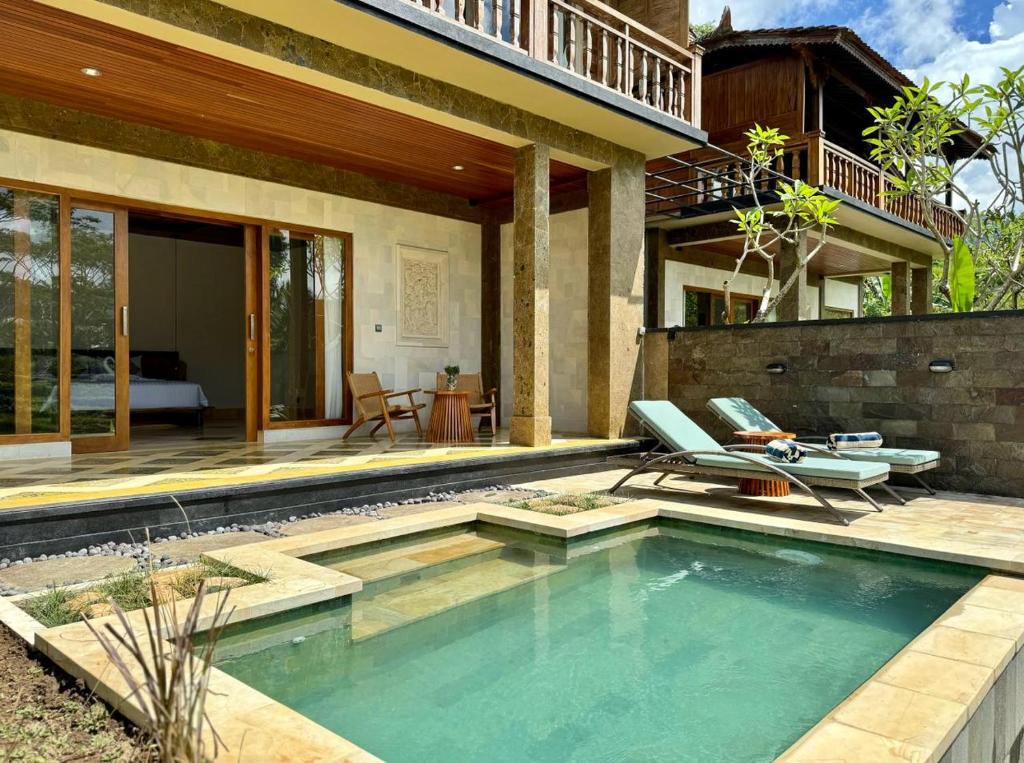 Villa with private pool and loungers