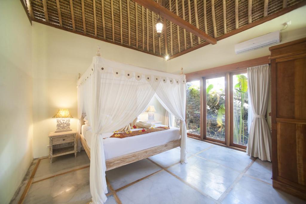 Canopy bed with garden view