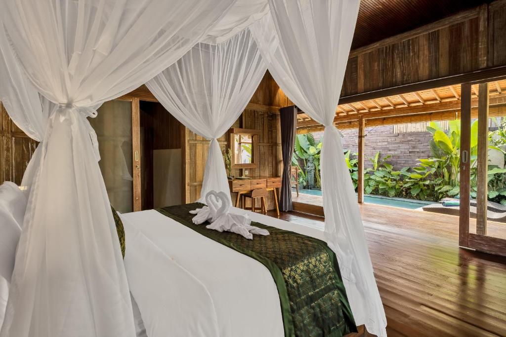 Canopy bed with pool view