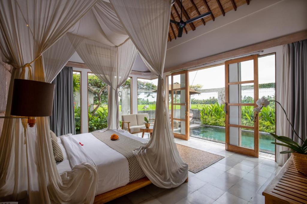 kayu villa bedroom with pool