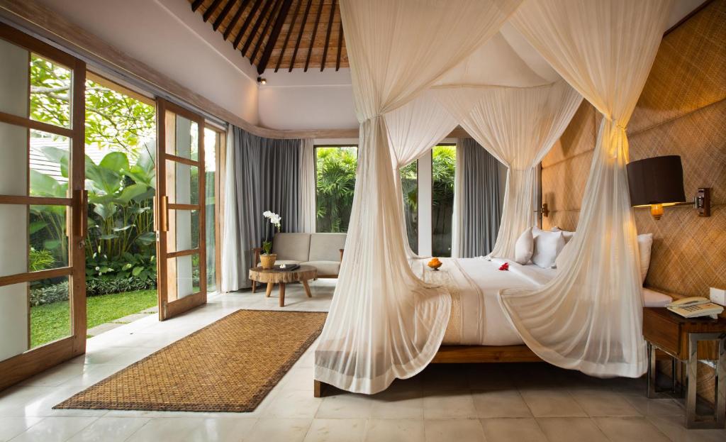 kayu villa canopy bedroom garden