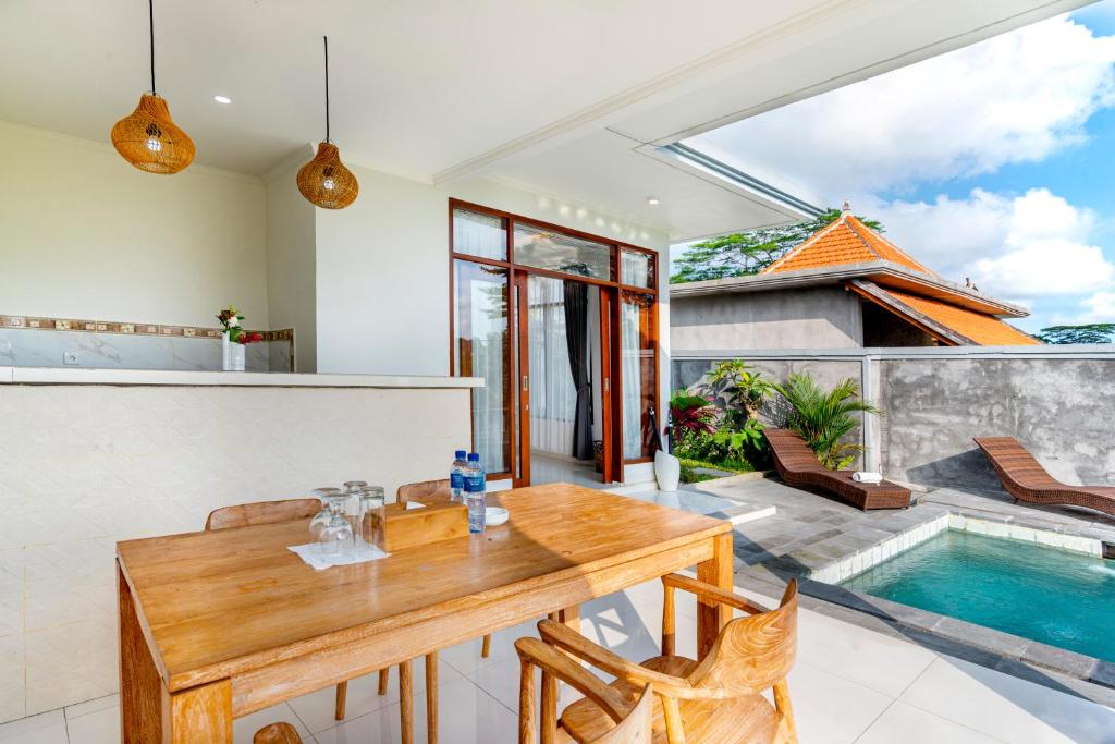 santhi villa dining area