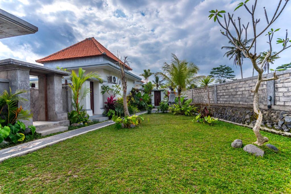 Villa with lush garden and Balinese design