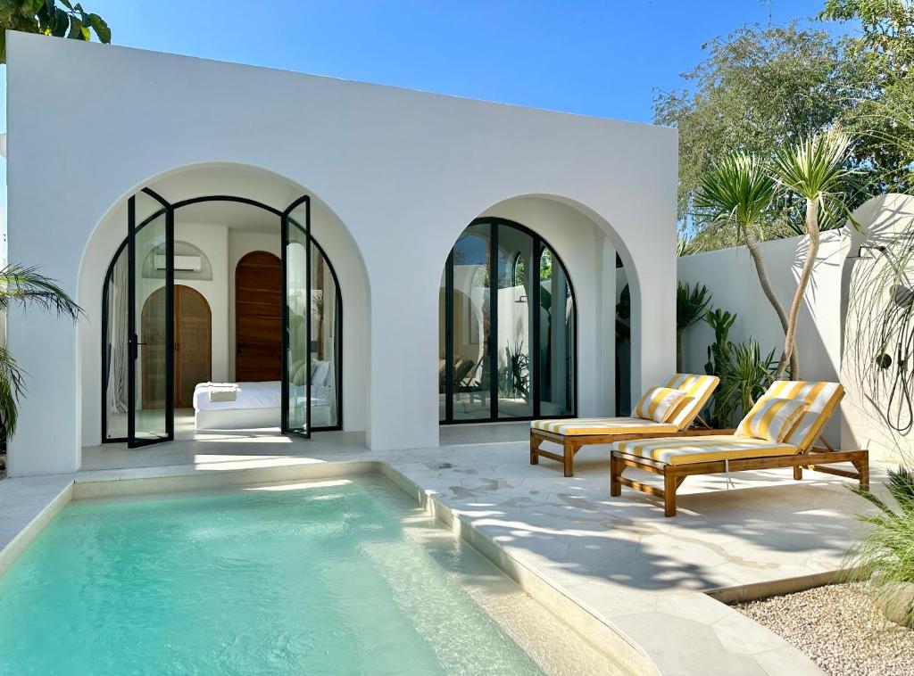 poolside loungers dolce villa
